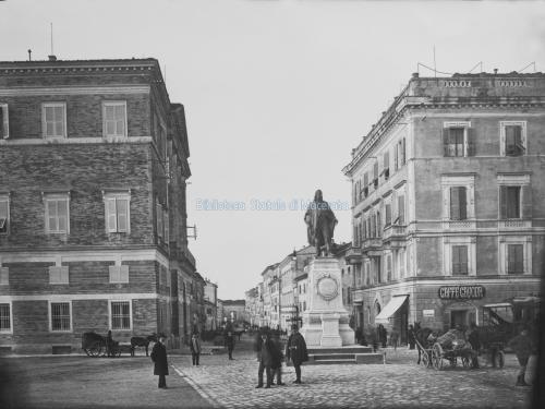 Alfonso Balelli, Macerata. Statua di Garibaldi e Corso Cavour fino ai Tre Archi, 1909 circa, CC BY-SA