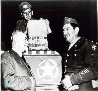 Niccolò Introna con il colonnello James H. Penick in occasione del rientro nella sede centrale della Banca d'Italia dell'oro ritrovato a Fortezza il 17 maggio 1945, 1945, gelatina ai sali d'argento, CC BY-NC-ND