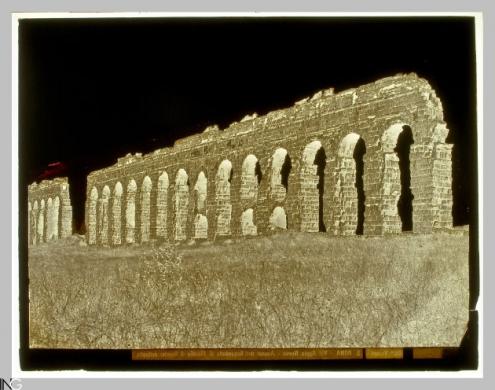 Studio Vasari (Roma, 1870 ca. - 1910), Roma.Particolare degli avanzi dell'Acquedotto Claudio sulla Via Appia Nuova, 1890 circa, Negativo originale alla gelatina bromuro d'argento, CC BY-SA