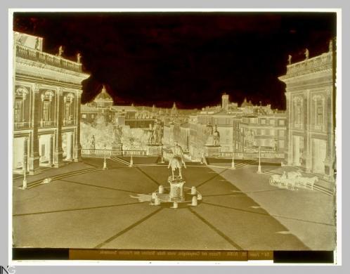 Studio Vasari (Roma, 1870 ca. - 1910), Roma. Piazza del Campidoglio vista dalla scala del Palazzo Senatorio, 1870-1880 ca., Negativo originale al collodio, CC BY-SA