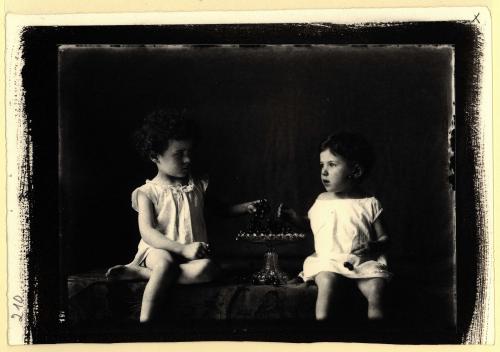 Filippo Rocci (Fara Sabina, 1881 – Rieti, 1965), Ritratto di Domenico e Maria, 1909 circa, stampa al platino da negativo originale (L. Scaramella, 1987), CC BY-SA