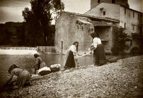 Filippo Rocci (Fara Sabina, 1881 – Rieti, 1965), Sulle rive del Tevere, 1911, stampa originale al carbone, CC BY-SA