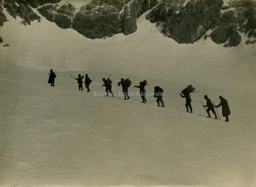 Carlo Balelli, Gruppo della Marmolada. Carovana telefotografica in marcia verso l'Ombrettola, 17/04/1916, CC BY-SA
