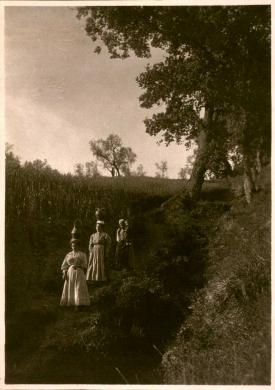 Filippo Rocci (Fara Sabina, 1881 – Rieti, 1965), Ritorno dalla fonte, 1911 circa, stampa originale al carbone, CC BY-SA