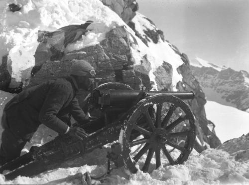 Bonacossa, Aldo, Puntatore con cannone da montagna a Cresta della Croce, 1916, Gelatina bromuro d'argento/ pellicola, CC BY-NC-ND