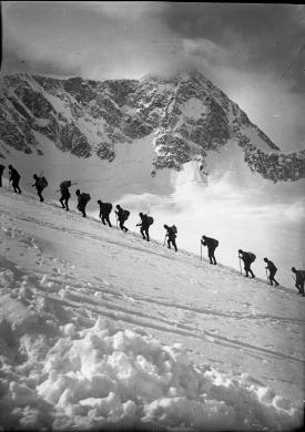 Bonacossa, Aldo, Portatori sulla Vedretta del Venerocolo con l’Adamello, 1916, gelatina bromuro d'argento/vetro, CC BY-NC-ND