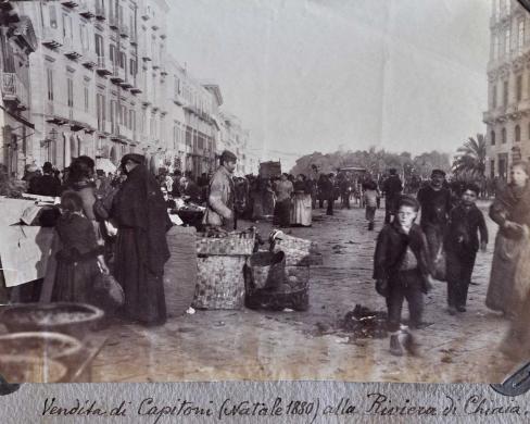 Vendita di Capitoni (Natale 1880) alla Riviera di Chiaia, 12/1880, albumina, CC BY-SA