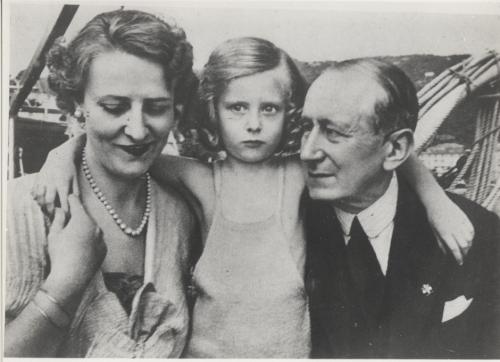 Guglielmo Marconi in compagnia della seconda moglie, la marchesina Maria Cristina Bezzi-Scali e della figlia Maria Elettra Elena Anna, 1935 circa, CC BY-SA