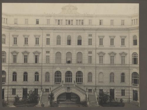 Palazzo delle Casse Postali di Risparmio, a Roma, in Piazza Dante, costruito nel 1914 su progetto di Luigi Rolland e destinato a diventare sede dei Servizi Segreti fu inaugurato dal sottosegretario alle Poste Augusto Battaglieri, CC BY-SA