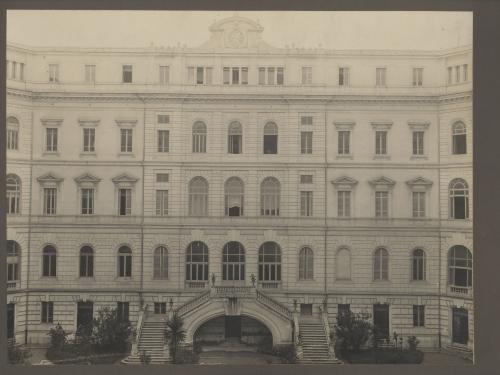 Palazzo delle Casse Postali di Risparmio, a Roma, in Piazza Dante, costruito nel 1914 su progetto di Luigi Rolland e destinato a diventare sede dei Servizi Segreti fu inaugurato dal sottosegretario alle Poste Augusto Battaglieri, CC BY-SA