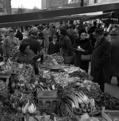 Le bancarelle di frutta e verdura ai Bastioni di Porta Volta, marzo 1962, CC BY-SA