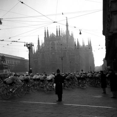 Milano-Sanremo. Piazza Duomo, marzo 1962, CC BY-SA