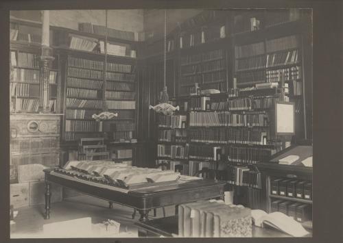 Biblioteca in via del Seminario a Roma, le cui origini risalgono al 1700, mentre quelle del Palazzo che la ospita al 1275. L'edificio fu assegnato al Ministero delle Poste e Telecomunicazioni dopo il 1873., CC BY-SA