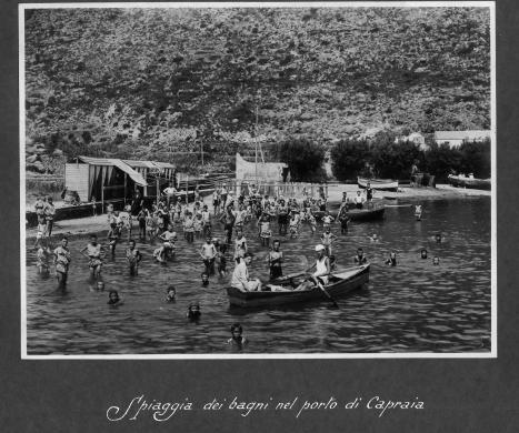 Spiaggia dei bagni nel porto di Capraia, post 1924, CC BY-SA