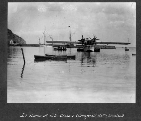 Lo sbarco di S.E. Ciano e Giampaoli dall'Idrovolante, post 1924, CC BY-SA