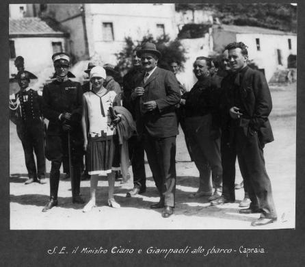 S.E. il Ministro Ciano e Giampaoli allo sbarco - Capraia, post 1924, CC BY-SA