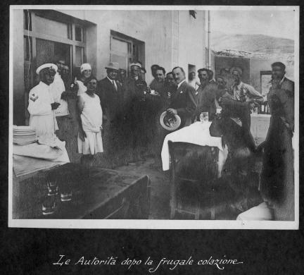 Le Autorità dopo la frugale colazione, post 1924, CC BY-SA