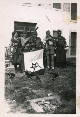 Partigiani del Battaglione Roiatti inquadrato nella Brigata Ippolito Nievo appartenente alla Divisione Sud Arzino Fratelli Roiatti, 1945, gelatina ai sali d'argento/carta, CC BY-NC