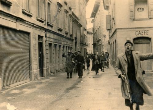 Cattura di fascisti e di tedeschi del presidio di Cividale del Friuli appartenenti alla 24ª Waffen SS-Gebirgs “Karstjäger” da parte di partigiani della GAP in via Petrarca. In primo piano Gino Osgnach, 01/05/1945, gelatina ai sali d'argento/carta, CC BY-NC