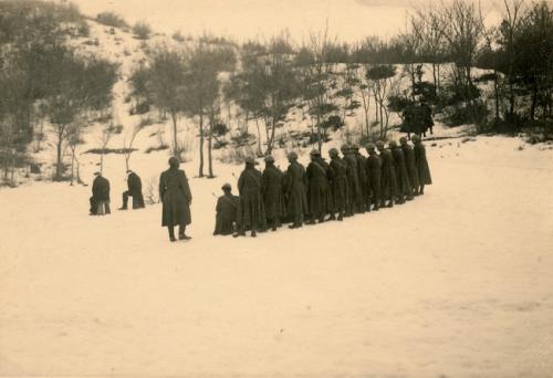 Esecuzione di due condannati a morte, 1945 circa, gelatina ai sali d'argento/carta, CC BY-NC