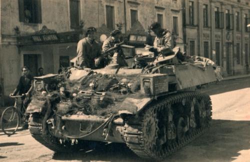 Sfilano i carri alleati lungo le vie della città di Spilimbergo (Pn), 02/05/1945, gelatina ai sali d'argento/carta, CC BY-NC