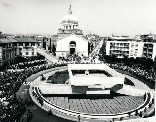 Manifestazione popolare per l'inaugurazione, in piazzale XXVI Luglio a Udine, del Monumento alla Resistenza, opera dell'architetto Gino Valle, 25/04/1969, gelatina ai sali d'argento/carta, CC BY-NC