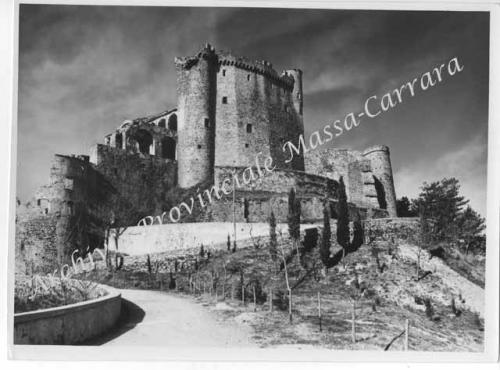 Foto-Ottica Michelino, Fosdinovo: borgo e castello Malaspina: anni '50-'60 sec. XX, ante 1960, gelatina ai sali d'argento/carta, CC BY-NC