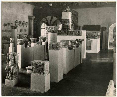 fotografo non identificato, Milano, Castello Sforzesco, Musei Civici, Museo d'Arte Antica, allestimento Nicodemi (anni '30), secondo quarto XX secolo, gelatina ai sali d'argento/carta, inv. AM 1/A, CC BY-SA