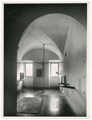 Mario Perotti, Milano, Castello Sforzesco, Musei Civici, Allestimento BBPR (1956), Museo d'Arte Antica, Sala 5, 07/04/1956, gelatina ai sali d'argento/carta, inv. AM 942, CC BY-SA