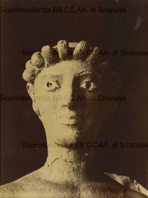 Antonino, Salinas (1841-1914), Italia, Sicilia, Castelvetrano (TP) - Particolare - Efebo di Selinunte statuetta arcaica in bronzo - 470 a. C. circa, rinvenuta nel 1882 nella contrada Ponte Galera, collocazione Fondo Giuseppe Cultrera  C1_3, file  JPEG, post 1882, Materia: carta, Tecnica: stampa su carta all'albumina mm 156 x 117, CC BY-NC-ND