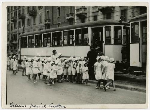 Argo, Agenzia fotografica, Servizio speciale del tram per il trasporto degli alunni e degli insegnanti alla Scuola speciale all'aperto  "Umberto di Savoia", ex Trotter, primo quarto XX secolo, gelatina ai sali d'argento/carta, inv. FM A 243/10, CC BY-SA