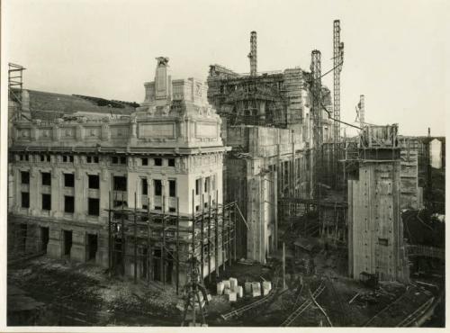 fotografo non identificato, Stazione Centrale, costruzione del fabbricato principale , secondo quarto XX secolo, gelatina ai sali d'argento/carta, inv FM Albo E 306/50, CC BY-SA