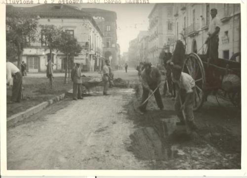 sconosciuto, Alluvione del 1949, 1949, fotografia in bianco e nero, CC BY-SA