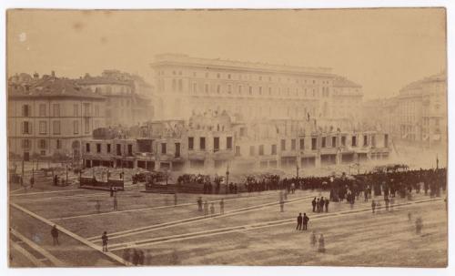 Icilio Calzolari, "Atterramento dell'Isolato del Rebecchino in Piazza del Duomo", stampa all'albumina, inv. LV 1129, CC BY-SA