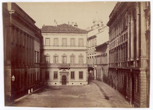 Pompeo Pozzi, Milano, piazza Belgioioso, Casa Manzoni, terzo quarto XIX secolo, stampa all'albumina, inv LV 1158, CC BY-SA
