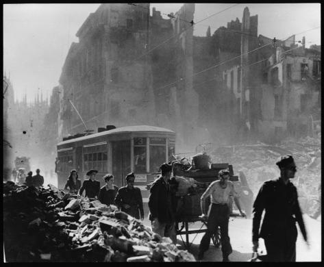 Publifoto, Milano dopo i bombardamenti del 1943, 1943, stampa all'albumina, inv. LV 1165, CC BY-SA