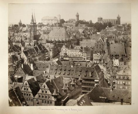 Ferdinand Schmidt, "Nürnberg. Panorama von S. Lorenz aus.", seconda metà XIX secolo, stampa all'albumina, inv. VBG 1/69, CC BY-SA