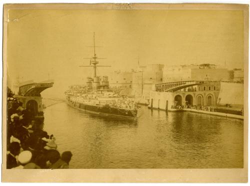 fotografo non identificato, Taranto, ingresso di un piroscafo nel Mare Piccolo, fine XIX - inizio XX secolo, stampa all'albumina, inv. VI F 8, CC BY-SA