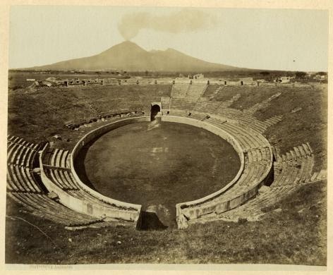 fotografo non identificato, "Pompei. Anfiteatro", seconda metà XIX secolo, stampa all'albumina, inv. VI H 44, CC BY-SA