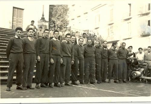 sconosciuto, Vespa Club Cava de' Tirreni, 1950 circa, stampa fotografica in bianco e nero, CC BY-SA