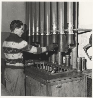 Operatore alla raccolta dei bossoli, CC BY-SA