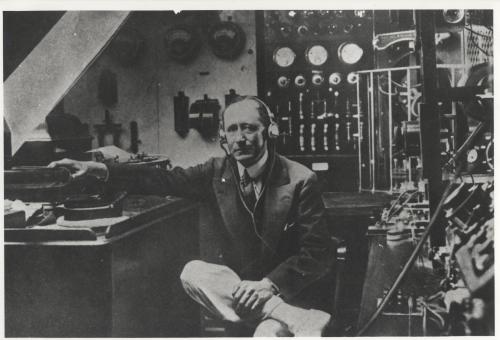 Guglielmo Marconi nel laboratorio del panfilo Elettra, 1930 circa, CC BY-SA