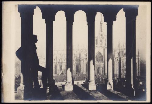Fotografo non identificato, "Veduta del Duomo di Milano dalla sommità del campanile di San Gottardo in Corte, con il profilo di Luca Beltrami", 1887, stampa alla gelatina sali d'argento, inv. RLB 1349, CC BY-SA