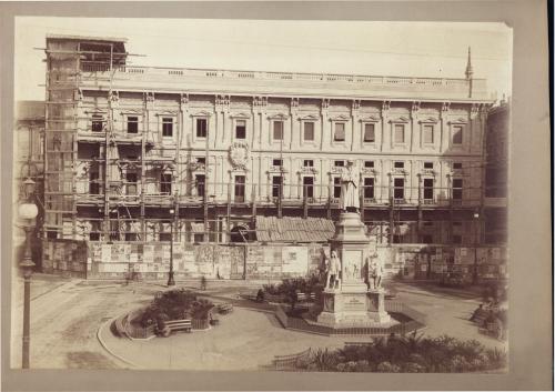 Fotografo non identificato, Milano, fronte di Palazzo Marino verso Piazza della Scala a restauri quasi ultimati, 1892 circa, stampa all'albumina, inv. RLB 2743, CC BY-SA