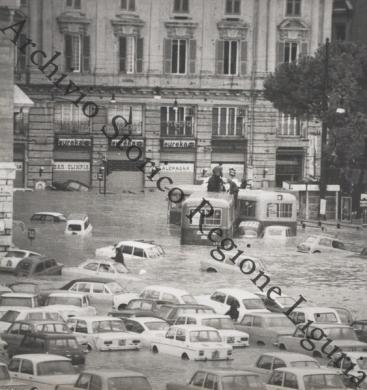 Bergami, Giorgio, Alluvione del 7-8 ottobre 1970. Genova, esondazione del torrente Bisagno, 07/10/1970, Gelatina ai sali d'argento su carta, CC BY-NC-ND