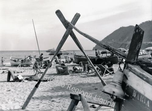 Anonimo, La spiaggia dei pescatori - Laigueglia, post XX - metà secolo, Gelatina ai sali d’argento/carta, CC BY-NC-ND