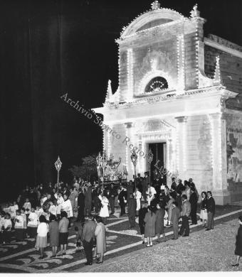 Publifoto, Portofino, chiesa di San Giorgio. La processione in onore del Santo eponimo, 1962, gelatina ai sali d'argento su carta, CC BY-NC-ND