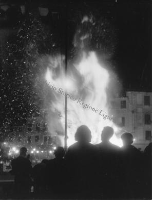 Publifoto, Portofino, piazza Martiri dell'Olivetta. Il falò di San Giorgio, 1962, gelatina ai sali d'argento su carta, CC BY-NC-ND