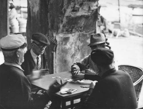 Agenzia A.N.S.A. Genova, Portofino. Giocatori di carte, 1960 circa, gelatina ai sali d'argento su carta, CC BY-NC-ND