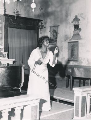Leoni, Francesco, Portofino, Settembre musicale. La soprano Irene Oliver, 1974, gelatina ai sali d'argento su carta, CC BY-NC-ND